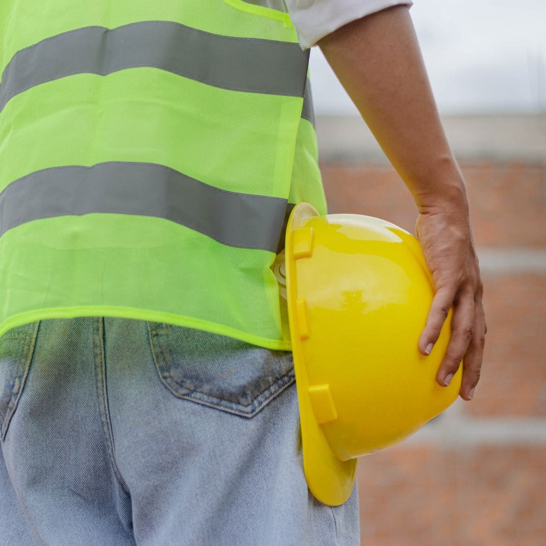 operaio in cantiere con casco per la sicurezza